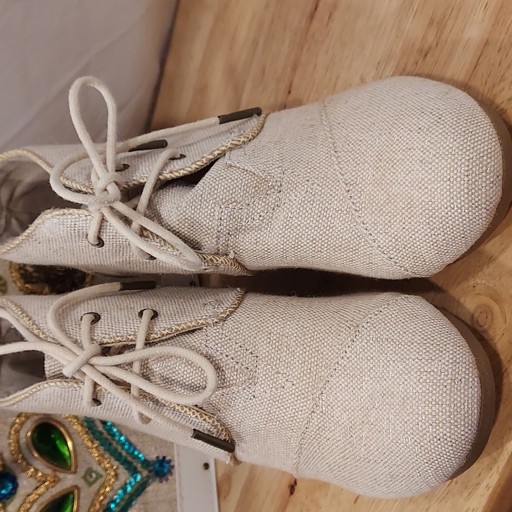 TOMS SHOES